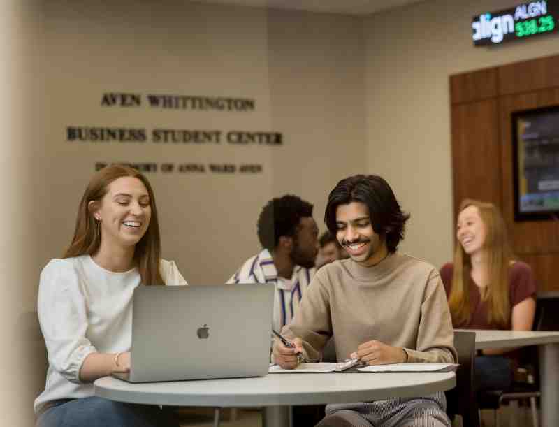 密西西比大学各个学科的学生都可以通过参加MC Business的创业计划和加入学生主导的智库来提高他们的创业技能.