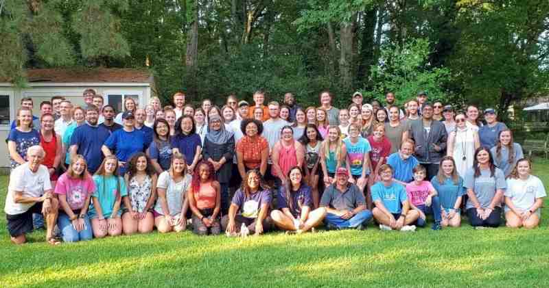 Mississippi College chemistry club members gather for a group picture.