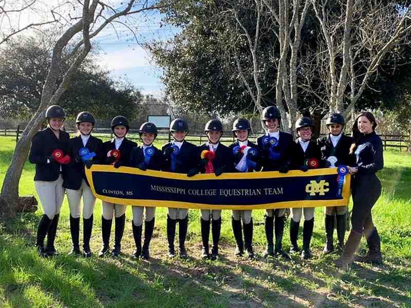 Mississippi College equestrian team in early 2020.