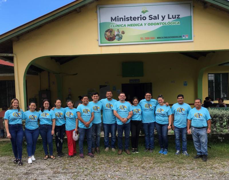 Sal y Luz Ministry staff proudly wear their Choctaw shirts during “MC Day” at the medical clinic in the Lake Yojoa region of the Republic of Honduras.