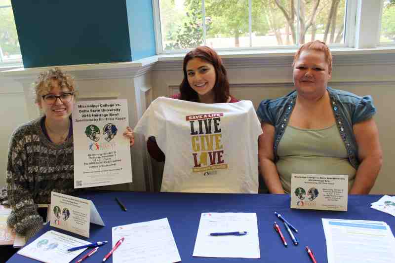 These Mississippi College students promoted the MC vs Delta State blood drive battle in Fall 2018.