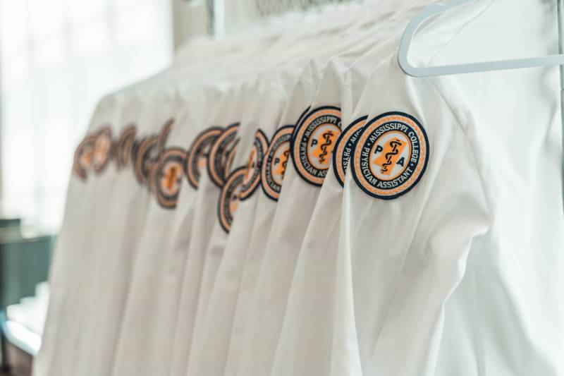 ºÚ°µ±¬ÁÏ PA students reach patient care milestone at White Coat Ceremony